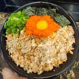 ข้าวหน้าแซลมอนส่วนติดหนังสับ(เบิร์น) และ ไข่กุ้ง