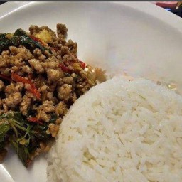กะเพราหมูสับราดข้าว