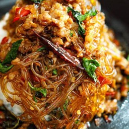 กะเพราหมูสับวุ้นเส้นราดข้าว