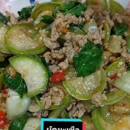 ผัดมะเขือเปราะหมูสับใบโหระพาราดข้าว