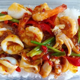 ทะเลผัดพริกเผาราดข้าว