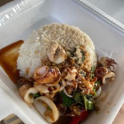 ข้าวกะเพราปลาหมึก