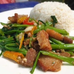 ผัดผักบุ้งหมูกรอบ ราดข้าว