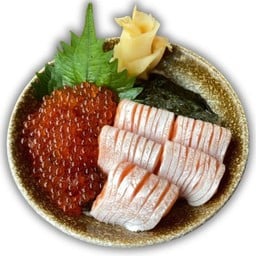 ข้าวหน้าไข่ปลาแซลมอนและ ท้องปลาแซลมอน