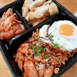 มาม่าเกาหลีแห้งเผ็ดมาก+ไก่ป๊อบหั่น+ คิมชี+แถมไข่ดาว