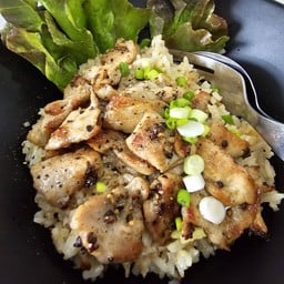 ข้าวผัดกระเทียมหมูย่าง