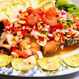 ปลาช่อนสมุนไพร
Fried snakehead fish with herbs