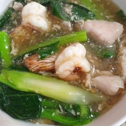 ราหน้า หมู เส้นใหญ่ หรือ หมี่กรอบ