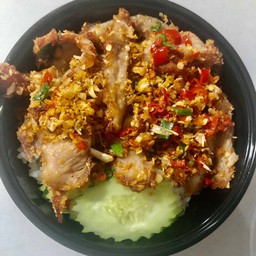 คอหมูผัดพริกเกลือราดข้าว