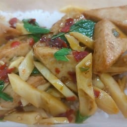 ข้าวกะเพราหมูยอหน่อไม้