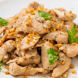ไก่ผัดกระเทียมพริกไทย ราดข้าว