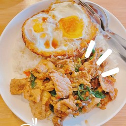 ข้าวกระเพราหมูชิ้นไข่ดาว