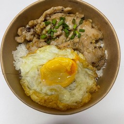 หมูชิ้นกระทียม+ไข่ดาว