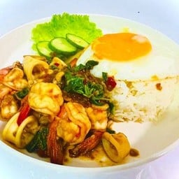 กะเพราทะเล ไข่ดาวราดข้าว