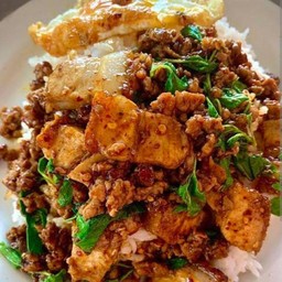 ข้าวกระเพราหมูสับ + หมูกรอบ + ไข่ดาว
