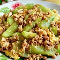 แตงกวาผัดไข่หมูสับราดข้าว