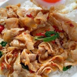 ผัดขี้เมาหมูสดใส่หน่อไม้ราดข้าวไข่ดาวหอมๆ