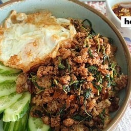 กะเพราเนื้อคลุกข้าว