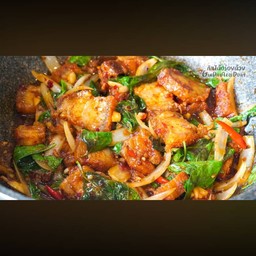 หมูกรอบผัดนำ้พริกเผา (ราดข้าว)