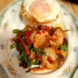 ข้าวกระเพาหมูกรอบ