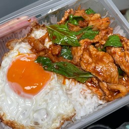 ผัดพริกแกงราดข้าว