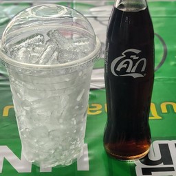 โค้กขวดแก้วใส่แก้วโอ่ง