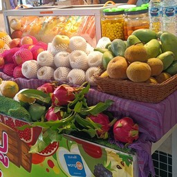 ผลไม้สดรวมตามฤดูกาล  ตามที่ร้านมีในแต่ละวัน ที่ลงขาย
