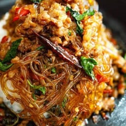 กระเพราไก่ใส่วุ้นเส้นราดข้าว