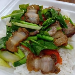 คะน้าหมูกรอบราดข้าว