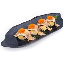 โรลหน้าแซลมอน on top ด้วยไข่กุ้ง