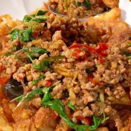 มาม่าผัดกระเพราหมูสับ+หมูกรอบ+ไข่เยี่ยวม้า