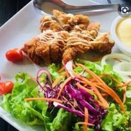 สลัดไก่กรอบ