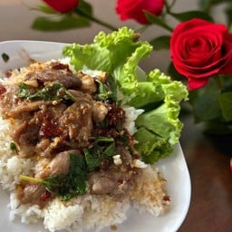 ข้าวกระเพราหมูชิ้น