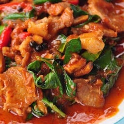 ผัดพริกแกงใต้รวมมิตรราดข้าว