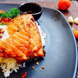 ข้าวหน้าปลาแซลม่อน