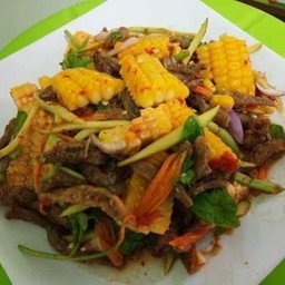 ยำมะม่วงข้าวโพดปลากรอบ