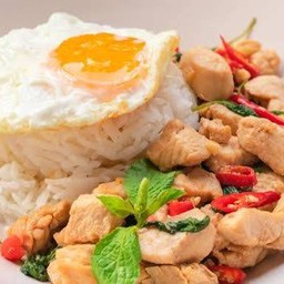 ข้าว กระเพราไก่ชิ้นผัดพริกแห้ง+ไข่ดาว