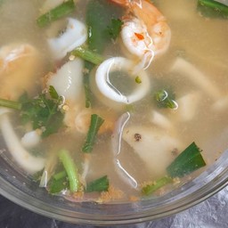 ต้มยำกุ้งและปลาหมึกน้ำใส