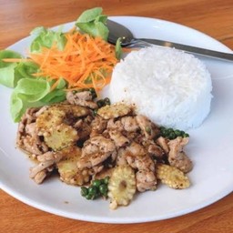 ข้าวไก่ผัดพริกไทยดำ