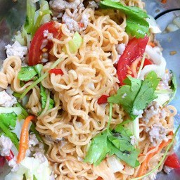 ยำมาม่าหมูสับ LM