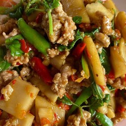 กระเพราหมูสับยอดมะพร้าวอ่อนราดข้าว