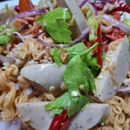 ยำมาม่าหมูยอ