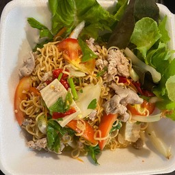 ยำมาม่าหมูสับหมูยอ