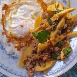 ข้าวราดผัดพริกแกงหน่อไม้