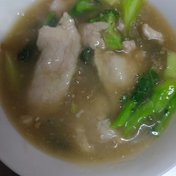 เส้นใหญ่ราดหน้าหมู