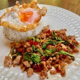 กะเพราพริกแห้งหมู + ไข่ดาว