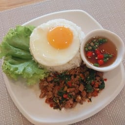 กระเพราราดข้าว