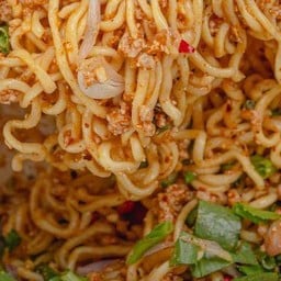 ลาบมาม่าหมูสับ