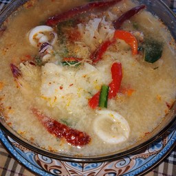 ต้มยำรวมมิตร กุ้ง ปลาหมึก ปลากระพงศ์