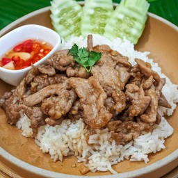 ข้าวหมูหมักนุ่มกระเทียมพริกไทย